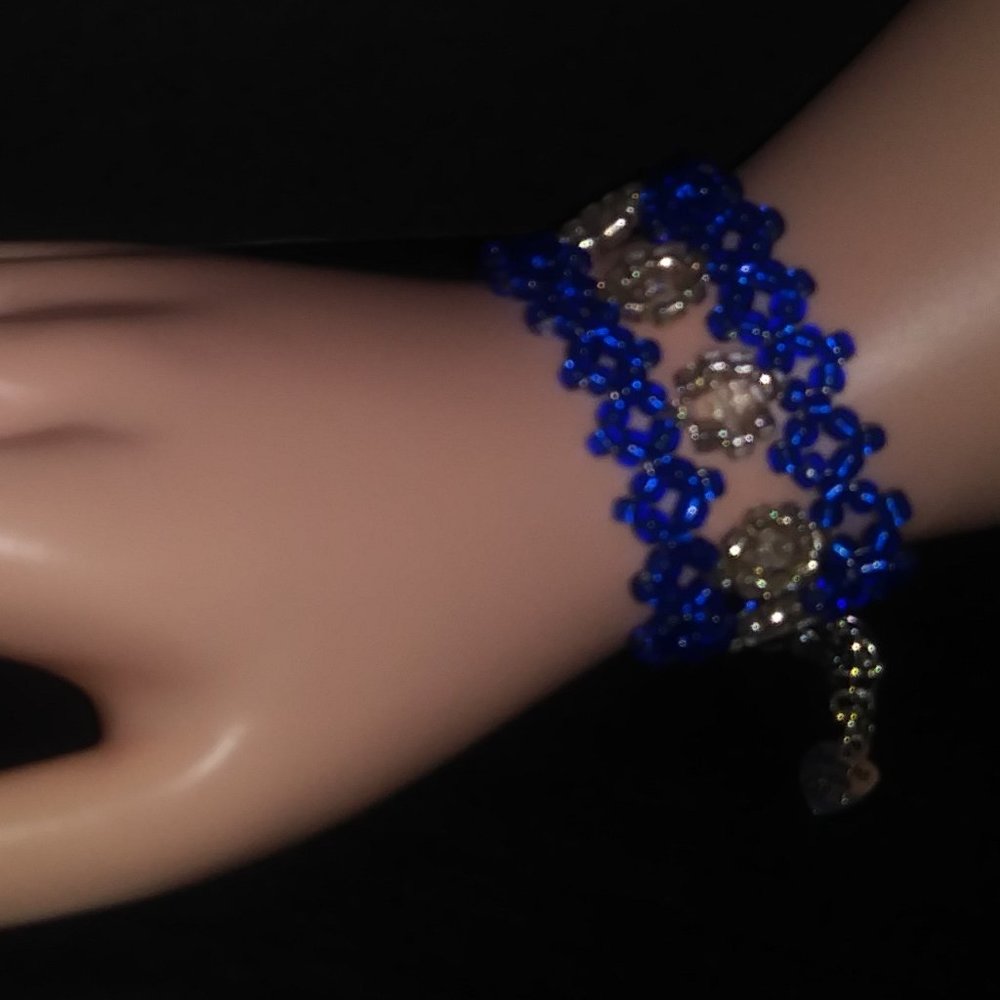 Handmade bracelet with beads in blue and white tones.